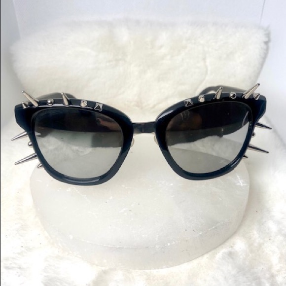 Rocker Black sunglasses with silver spikes - Picture 3 of 11